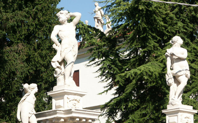 Esculturas del norte de Italia que coronan Villa Conti en proximidad de Vicenza, Italia