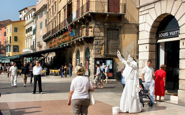 Teatro de calle en el centro de Verona